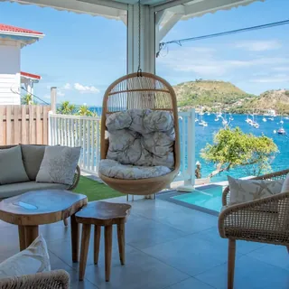 Terrasse avec piscine et vue sur la baie des Saintes